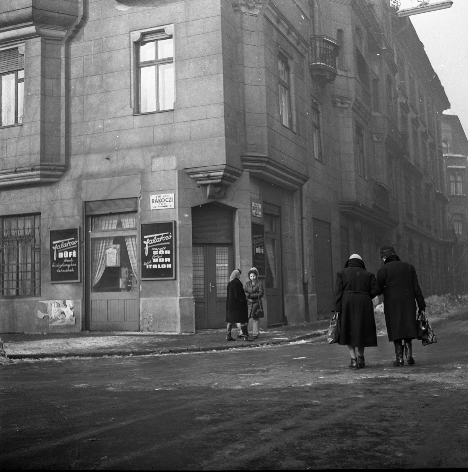 Magyarország, Budapest VIII., Rákóczi tér - Bacsó Béla utca sarok., 1971, Urbán Tamás, Budapest, Fortepan #87301