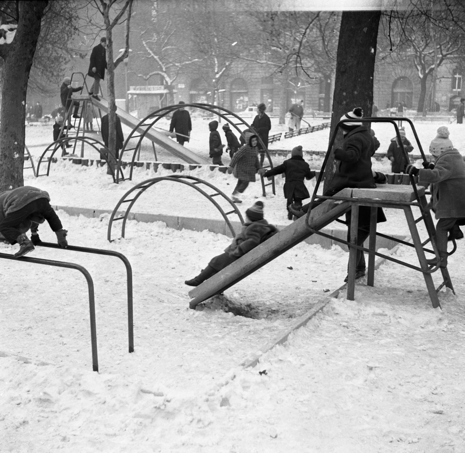 Magyarország, Budapest VIII., Rákóczi tér., 1971, Urbán Tamás, játszótér, mászóka, csúszda, Budapest, Fortepan #87302