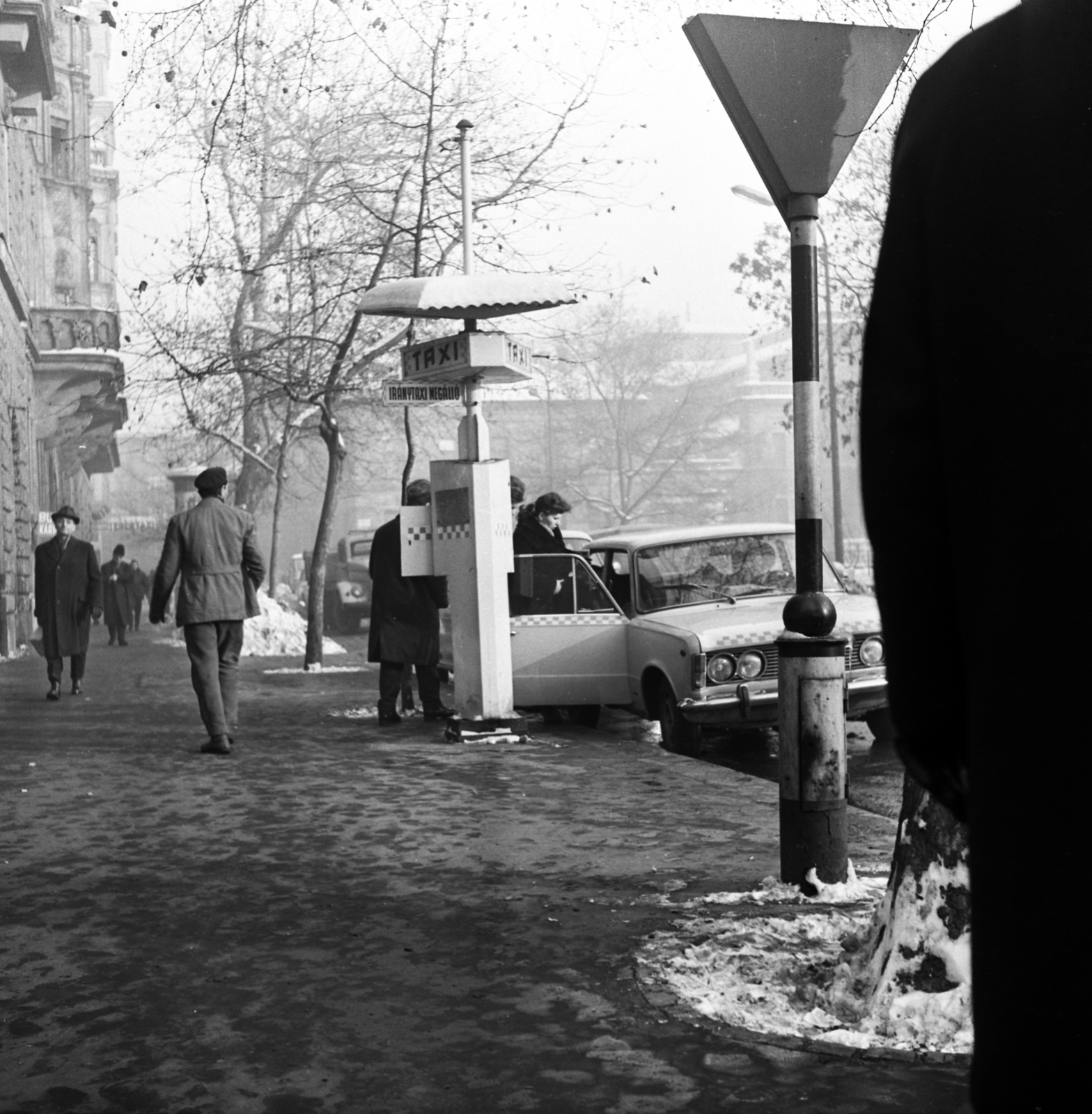 Magyarország, Budapest VIII., Rákóczi tér a József körúttól a vásárcsarnok felé nézve., 1971, Urbán Tamás, taxi, taxiállomás, Polski Fiat 125p, Budapest, Fortepan #87305