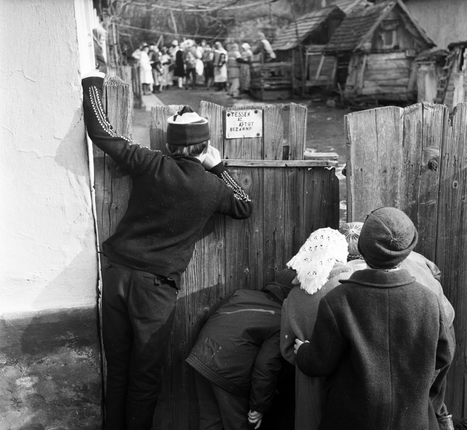 Hungary, Ipolydamásd, farsang., 1973, Urbán Tamás, yard, fence, kid, headscarf, farmhouse, accordion, peeking, Fortepan #87311