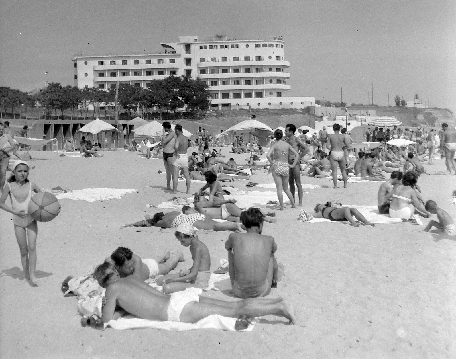 Romania, Eforie, Eforie Nord, Hotel Belona., 1957, Gyöngyi, beach, sunshades, beach ball, sand, sea shore, sunbathe, Fortepan #8732