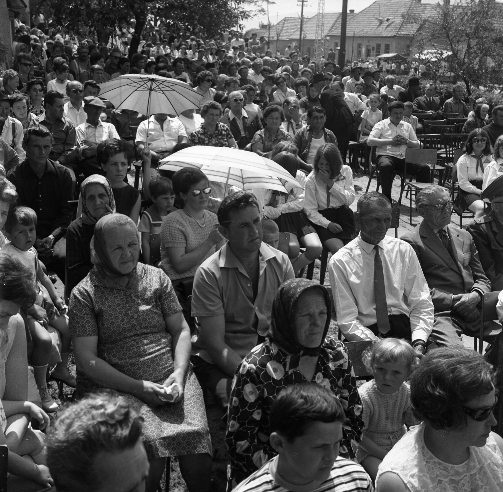 Hungary, Ipolydamásd, Fő utca, ünnepség a Művelődési Ház előtt a település határőrközséggé avatása alkalmából 1971. május 16-án., 1971, Urbán Tamás, mass, sunshades, headscarf, Fortepan #87347