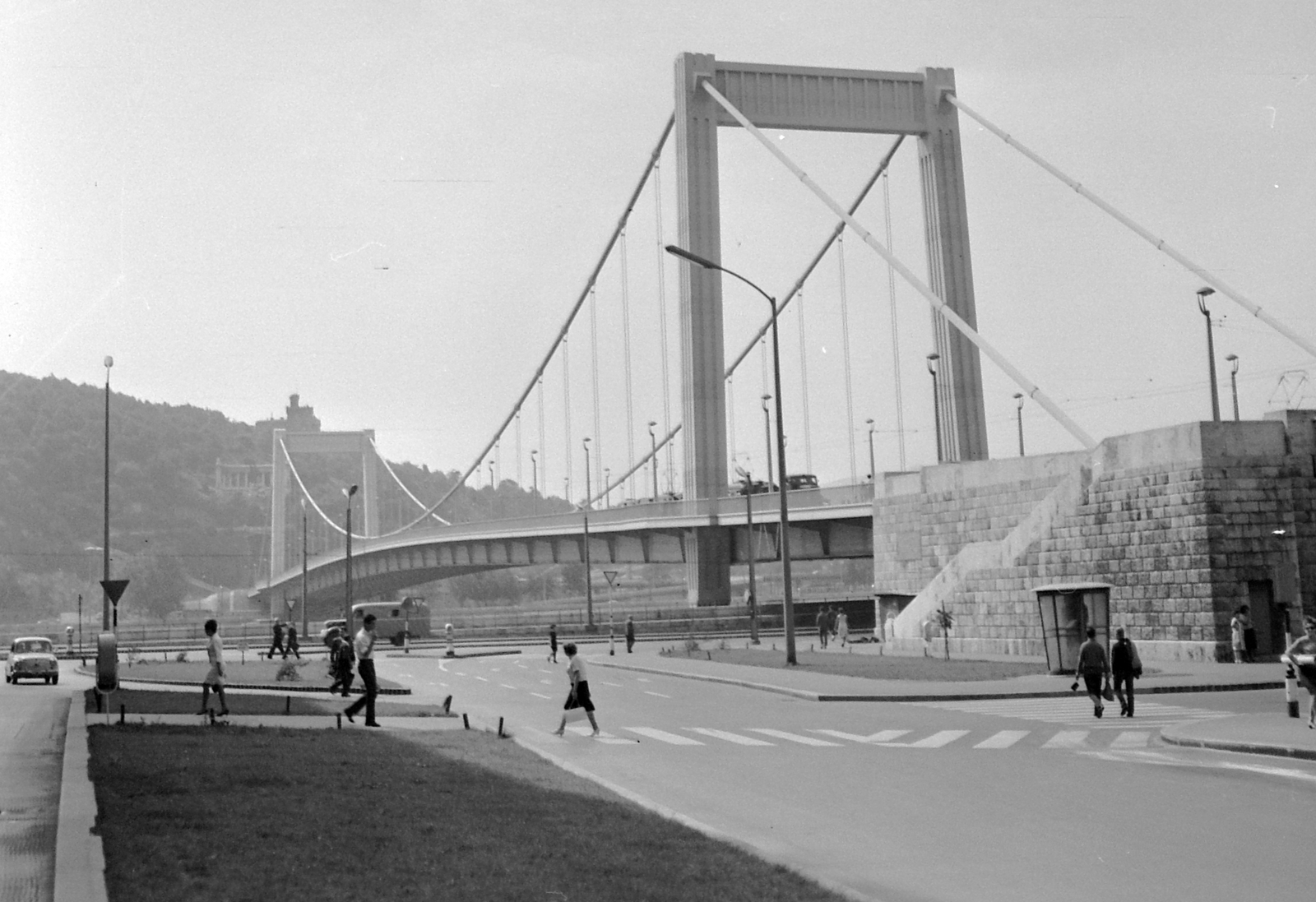 Hungary, Budapest V., Erzsébet híd pesti hídfője., 1966, Gyöngyi, bridge, phone booth, modern architecture, Budapest, Fortepan #8735