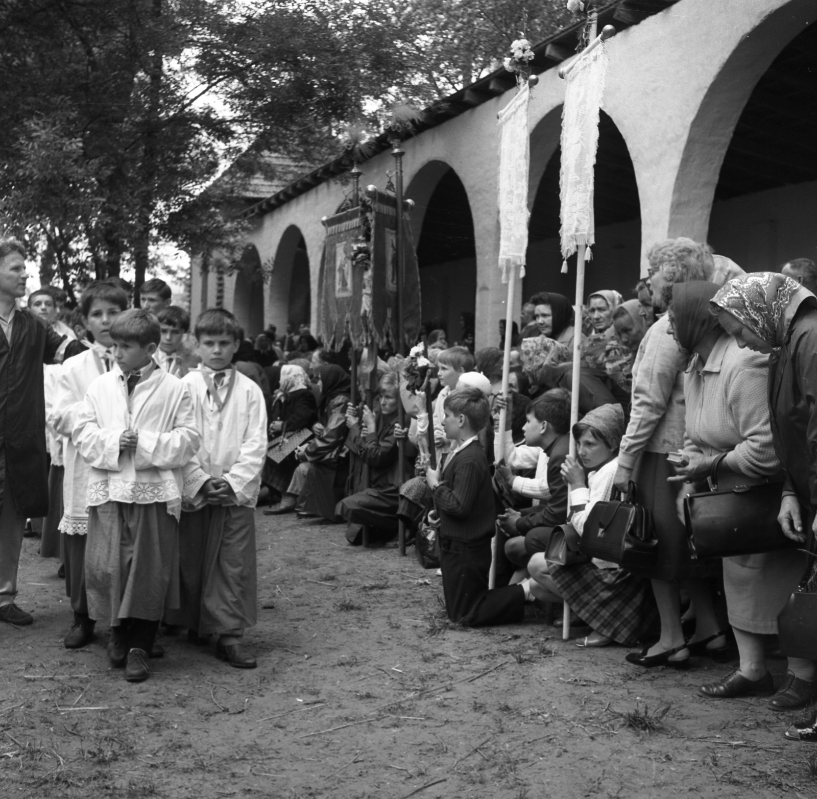 Hungary, Petőfiszállás, Pálosszentkút, kegyhely. A felvétel Bánk József megyéspüspök búcsú alkalmával mondott ünnepi szentmiséjekor készült., 1969, Urbán Tamás, religion, pilgrimage, flag, Fortepan #87353