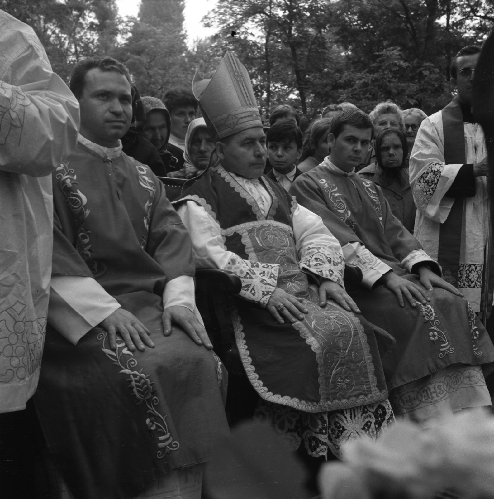Hungary, Petőfiszállás, Pálosszentkút, kegyhely. Középen Bánk József megyéspüspök, aki a búcsún ünnepi szentmisét mondott., 1969, Urbán Tamás, religion, priest, pilgrimage, Fortepan #87354