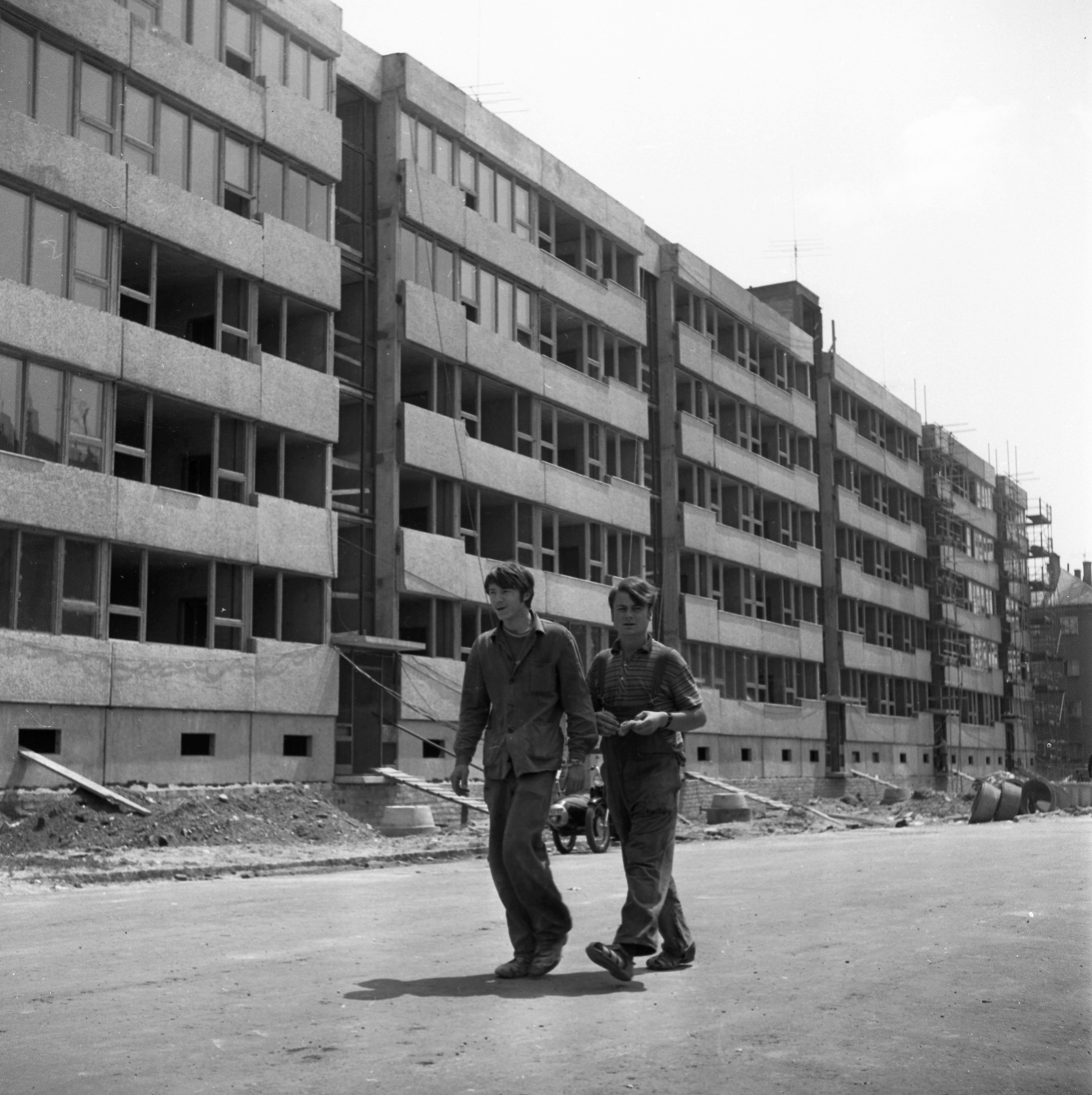 Hungary, Szigetszentmiklós, a József Attila utca 3. számú ház építése a Váci Mihály utca felé nézve., 1971, Urbán Tamás, construction, Fortepan #87359