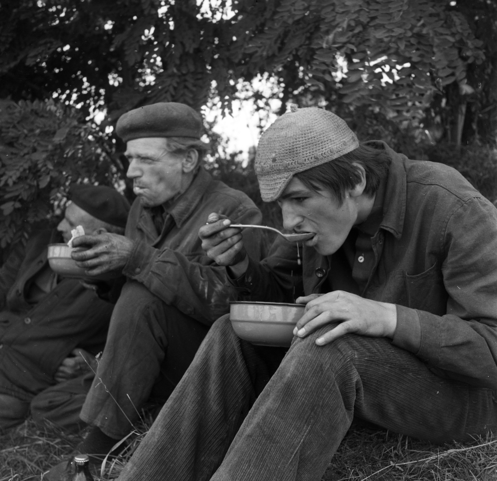 Magyarország, Tura, a Galgamente Termelőszövetkezet aratói ebédszüneten., 1971, Urbán Tamás, étkezés, svájcisapka, Fortepan #87369