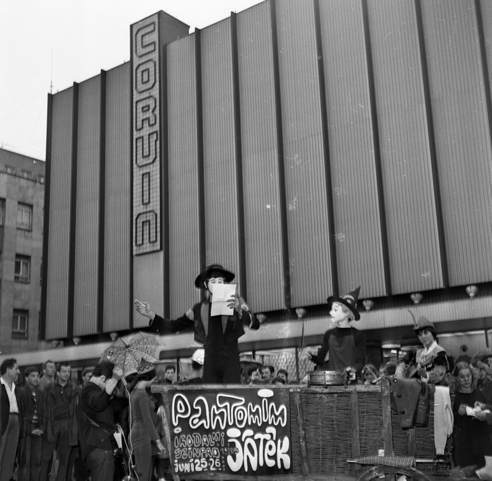 Hungary, Budapest VIII., Blaha Lujza tér, az Irodalmi Színpad tagjainak pantomin játéka a Corvin Áruház előtt., 1971, Urbán Tamás, Corvin Store, Budapest, department store, pantomime, Fortepan #87374