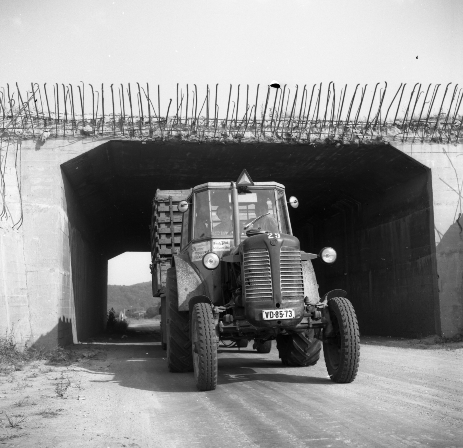 Magyarország, Törökbálint, az épülő M7 autópálya alatti aluljáró a Kinizsi utca és a Szent István utca között., 1971, Urbán Tamás, traktor, rendszám, Fortepan #87376
