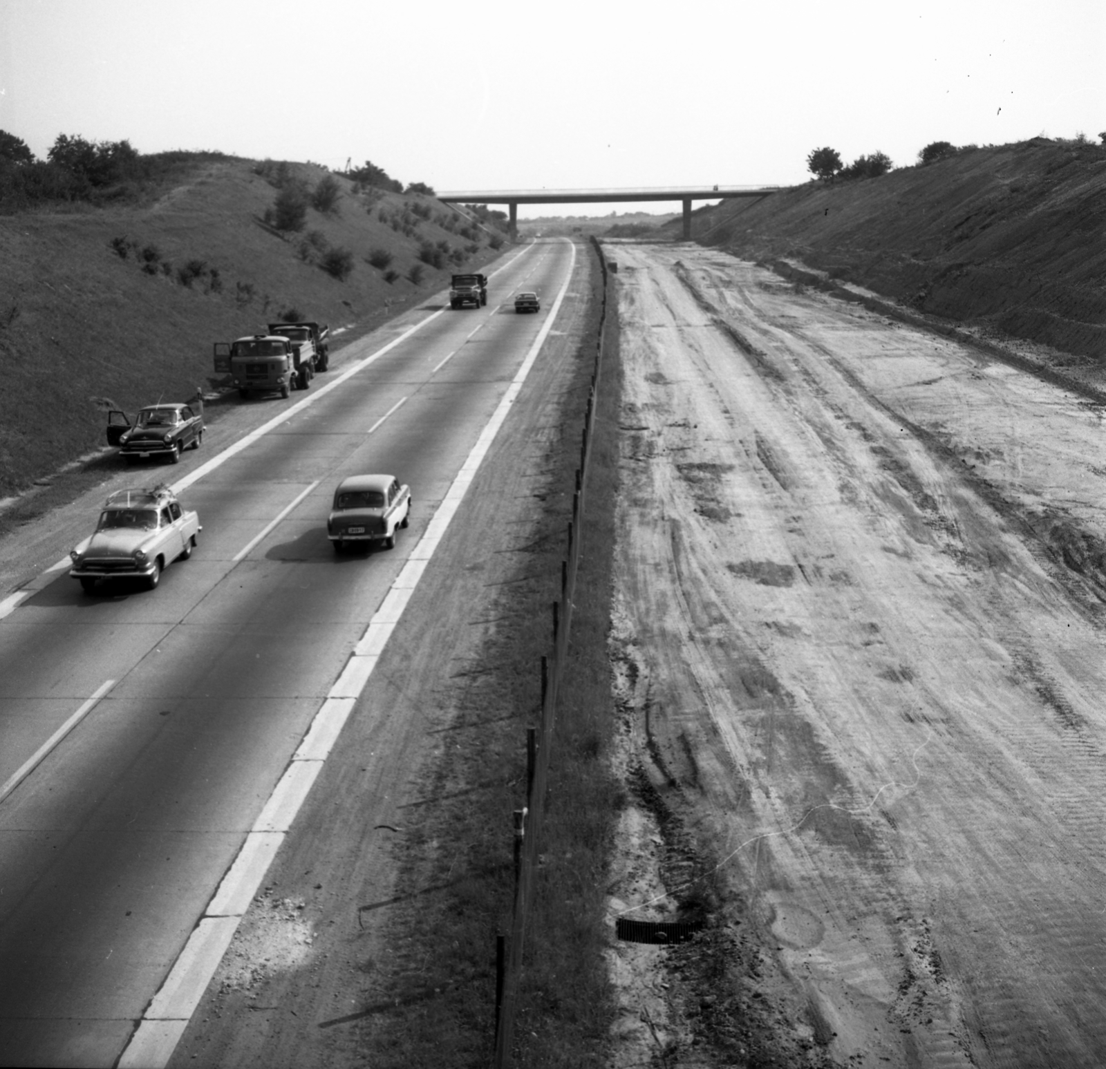 Hungary, Érd, az épülő M7 autópálya a Tetőfedő utcai felüljáróról a Szövő utcai felüljáró felé nézve., 1971, Urbán Tamás, M21 Wolga, highway, Fortepan #87377