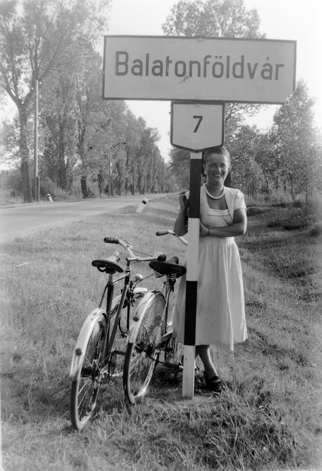 Hungary, Balatonföldvár, 1951, Fortepan, portrait, bicycle, road signs, alley, woman, place-name signs, Fortepan #8738