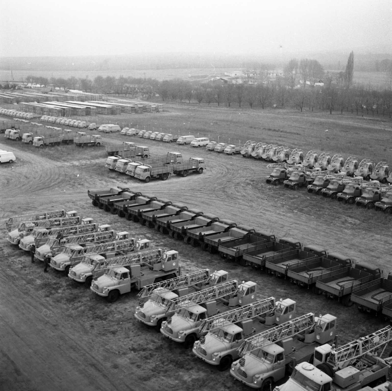 Magyarország, Maglód, Wodiáner tanya, az AUTÓKER haszongépjármű átadó telepe a 31-es út mellett., 1971, Urbán Tamás, Tatra-márka, Praga-márka, daru, parkoló, Fortepan #87391