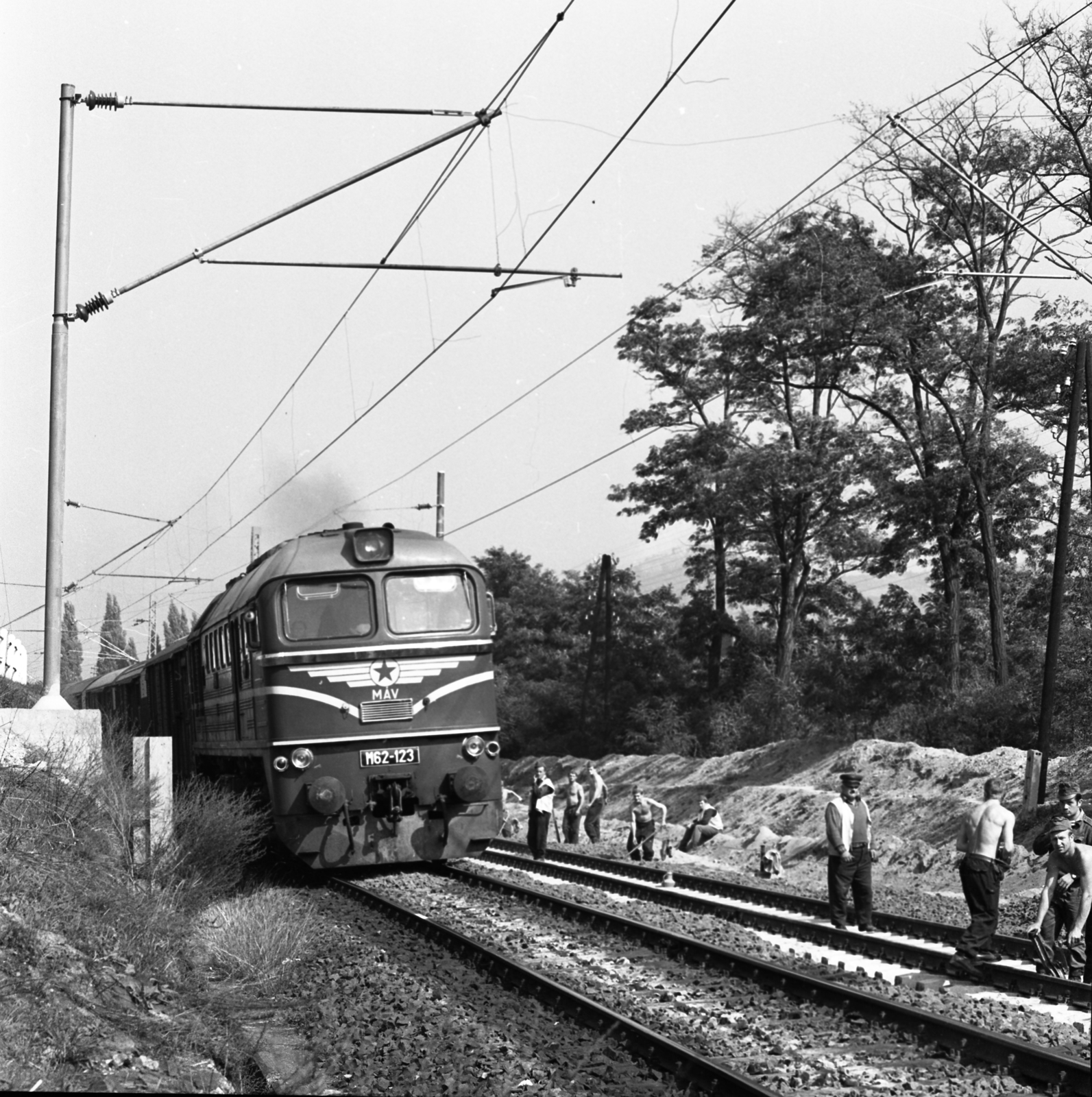 Hungary, Nagymaros, a Budapest-Szob vasútvonal a község Zebegény felé eső határában, pályafelújítás., 1971, Urbán Tamás, railway, diesel locomotive, MÁV Class M62, catenary wire, Fortepan #87394