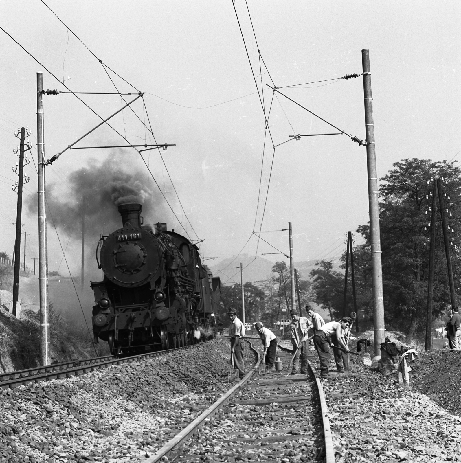 Hungary, Nagymaros, a Budapest-Szob vasútvonal a község Zebegény felé eső határában, pályafelújítás. Háttérben a visegrádi fellegvár., 1971, Urbán Tamás, steam locomotive, railway, aerial wire, MÁV Class 411, catenary wire, Fortepan #87395