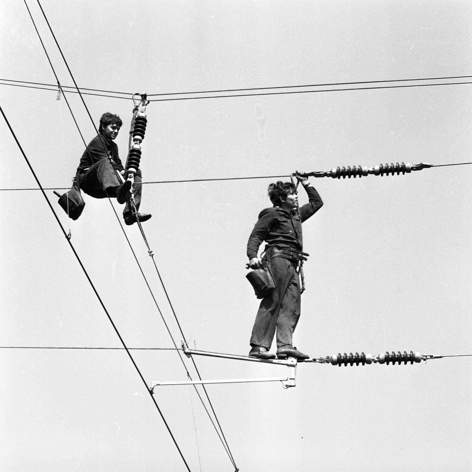 Hungary, Nagymaros, a Vác-Szob vasútvonal villamosítása, a felvétel a község Zebegény felé eső határában készült., 1971, Urbán Tamás, tightrope walker, electricity, porcelain insulators, Fortepan #87396