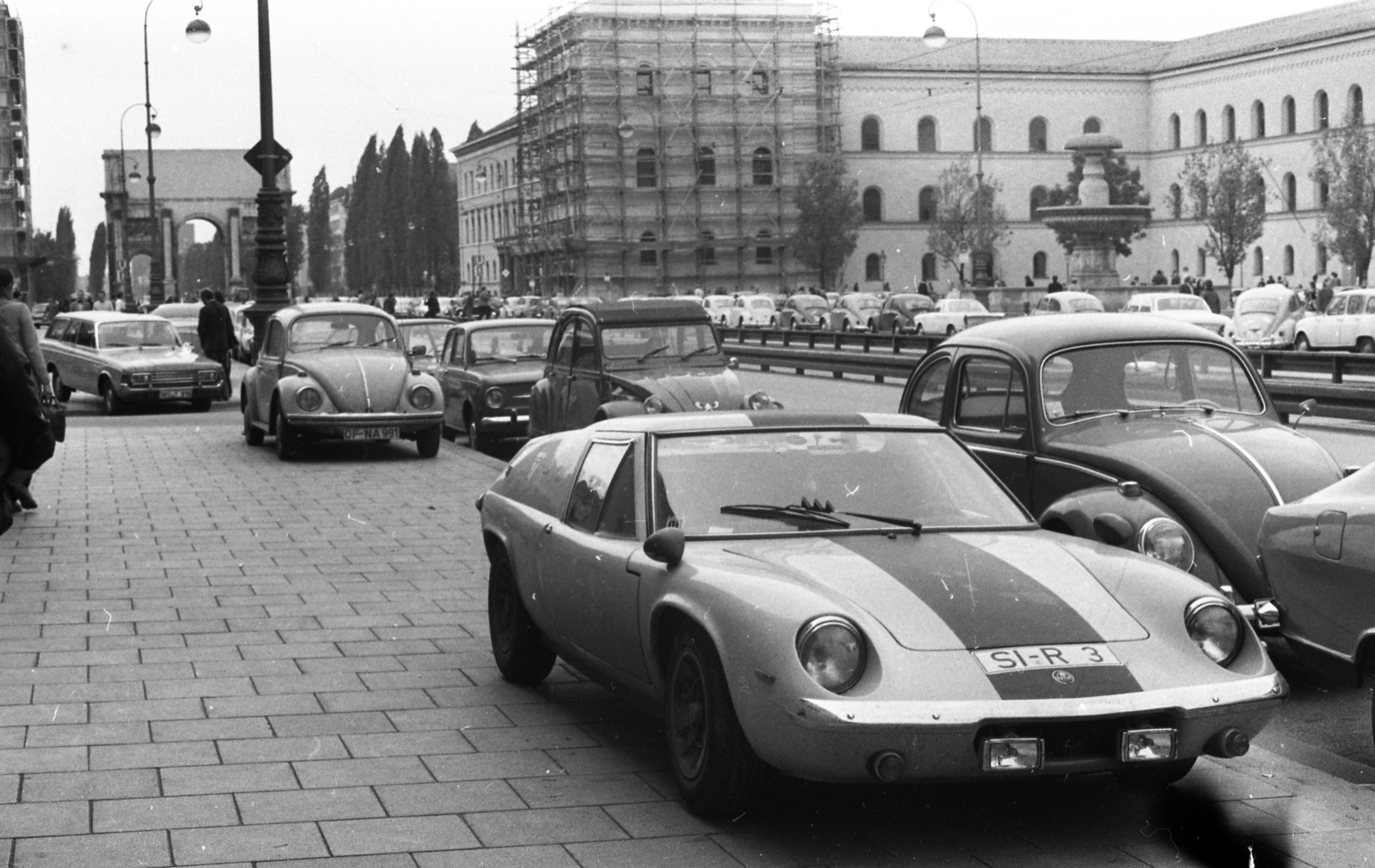 Germany, Munich, Leopoldstrasse, háttérben a Siegestor., 1971, Urbán Tamás, fountain, Gerrman brand, British brand, Volkswagen-brand, FRG, repair, Volkswagen Beetle, triumphal arch, Lotus-brand, Friedrich von Gärtner-design, Fortepan #87401