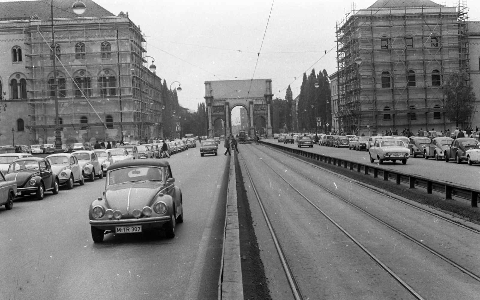 Germany, Munich, Leopoldstrasse, háttérben a Siegestor., 1971, Urbán Tamás, street view, scaffolding, FRG, repair, Volkswagen Beetle, triumphal arch, Friedrich von Gärtner-design, Fortepan #87402