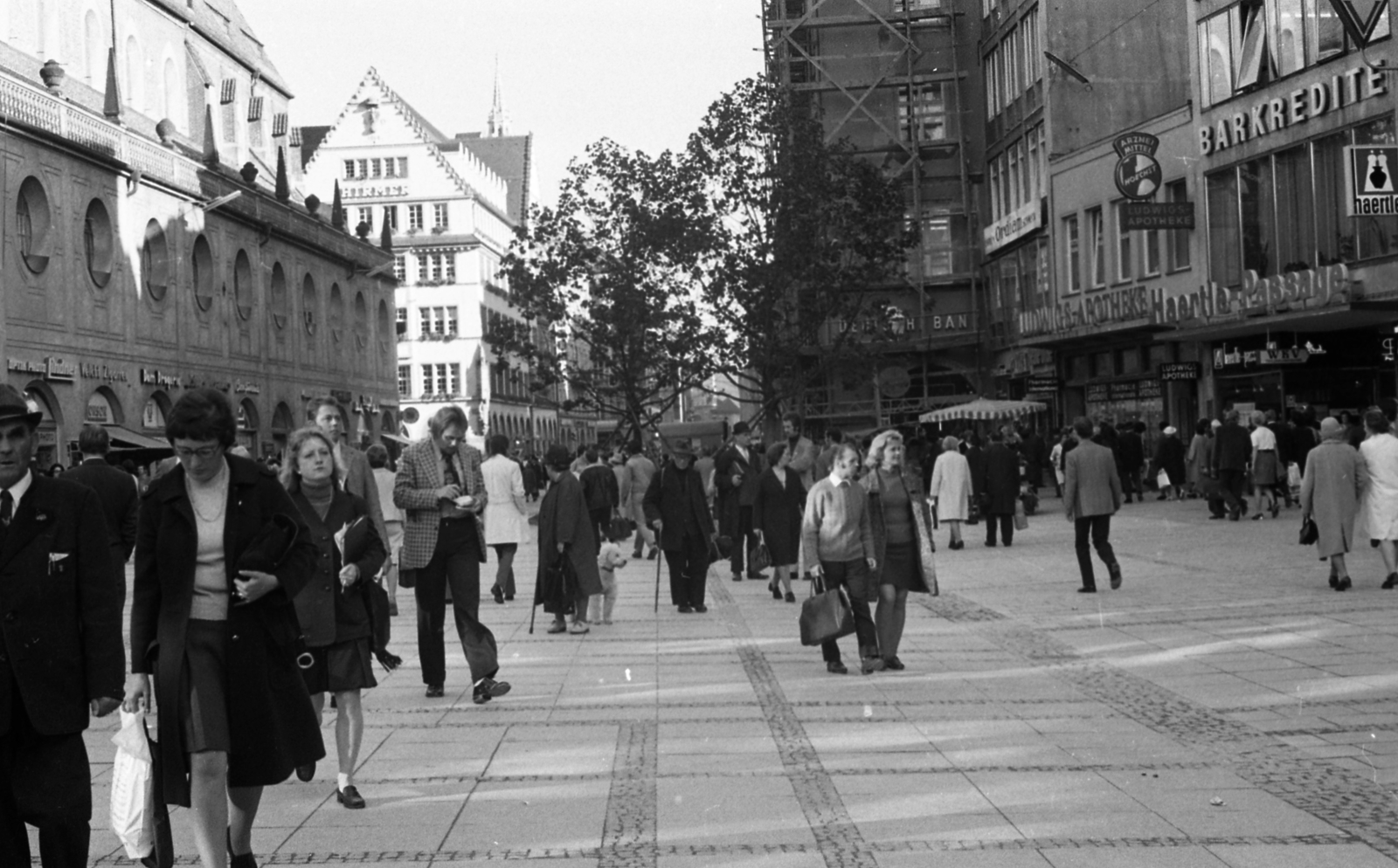 Németország, München, Neuhauser Strasse a Kaufingerstrasse felé nézve., 1971, Urbán Tamás, járókelő, NSZK, gyalogos zóna, Fortepan #87412