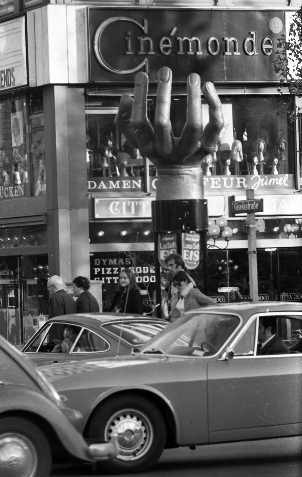 Németország, München, Leopoldstrasse - Giselastrasse sarok., 1971, Urbán Tamás, közlekedés, Porsche 911, kéz, Fortepan #87430