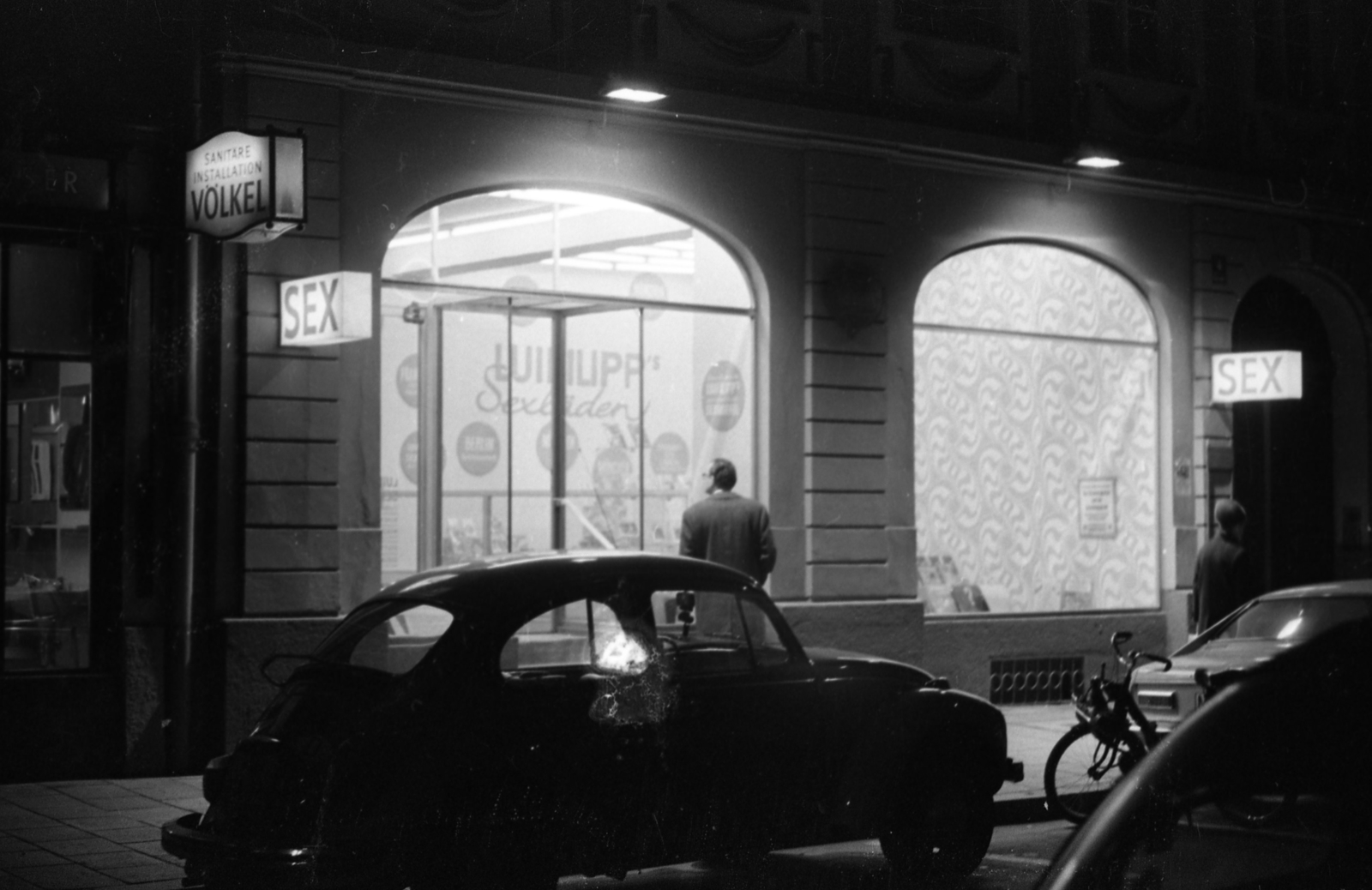 Germany, Munich, Damenstiftstrasse., 1971, Urbán Tamás, erotica, Volkswagen Beetle, Solex-brand, Fortepan #87433