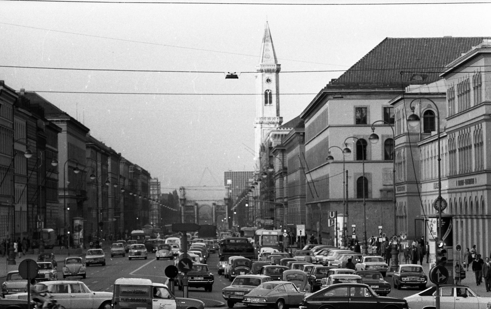 Germany, Munich, Leopoldstrasse, háttérben a Siegestor., 1971, Urbán Tamás, transport, FRG, triumphal arch, Friedrich von Gärtner-design, Fortepan #87439