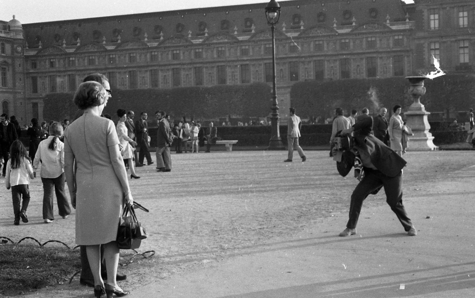 France, Paris, Place du Carrousel, háttérben a Louvre délnyugati szárnyának végén az École du Louvre., 1971, Urbán Tamás, photography, Fortepan #87444