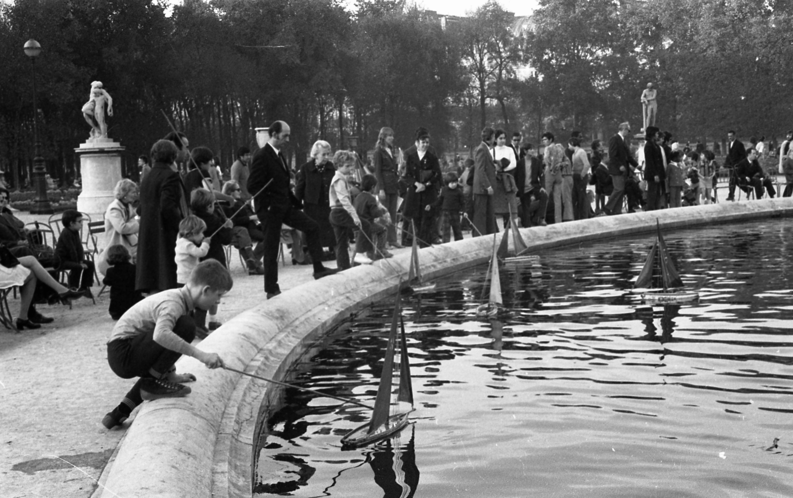 France, Paris, Tuileriák kertje, szökőkút., 1971, Urbán Tamás, modelling, Fortepan #87445