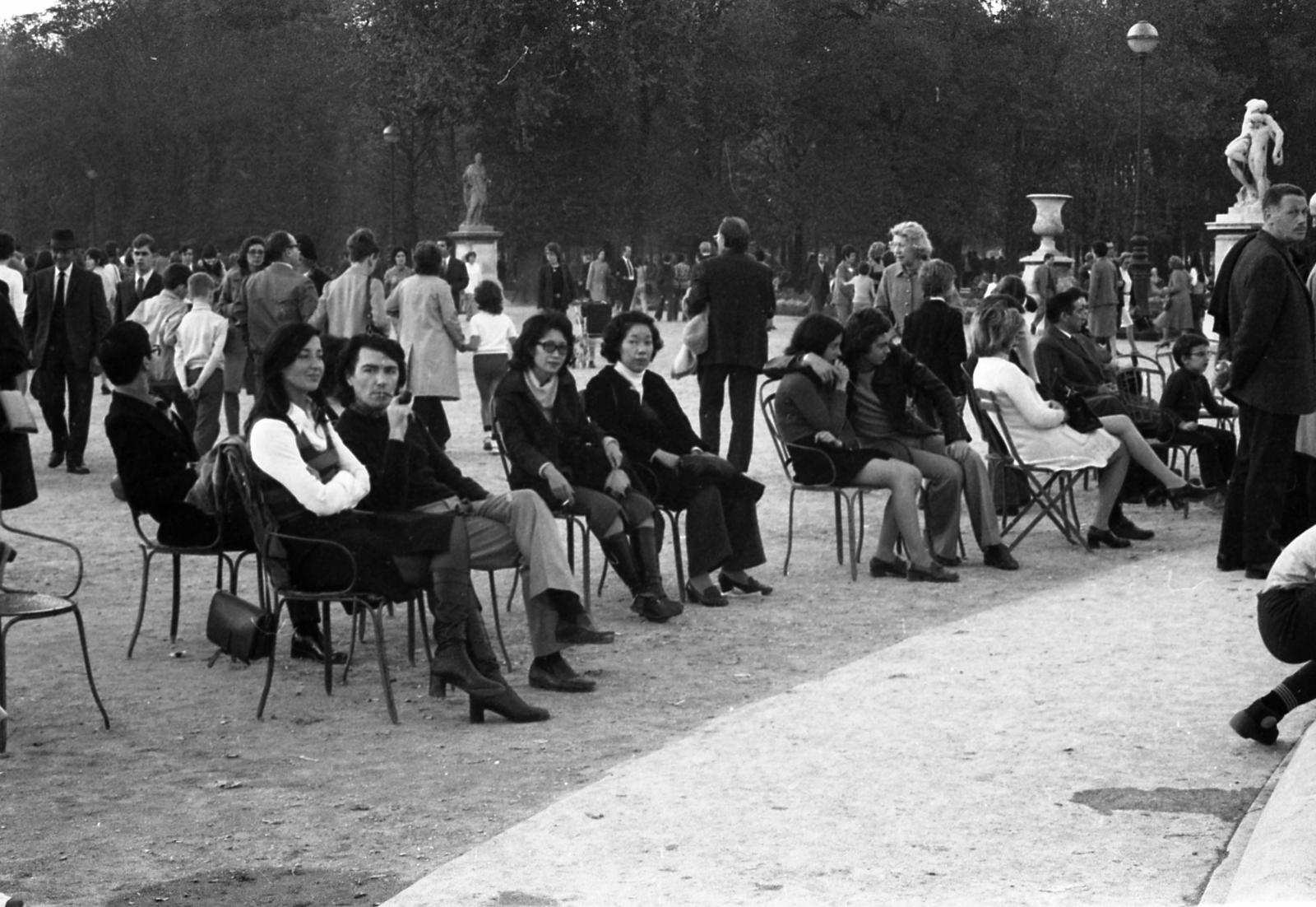 Franciaország, Párizs, Tuileriák kertje, sétány a szökőkútnál., 1971, Urbán Tamás, néző, Fortepan #87446