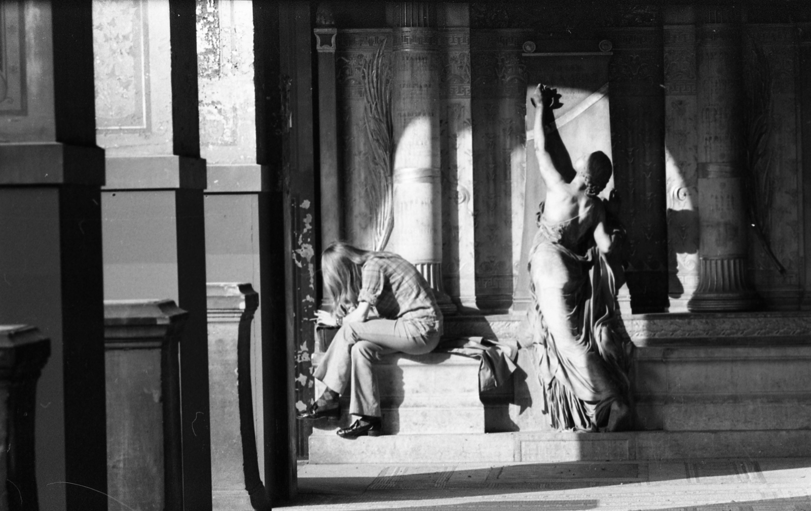 Franciaország, Párizs, temető a Montmartre-on., 1971, Urbán Tamás, szobor, fény-árnyék, oszlop, Fortepan #87454