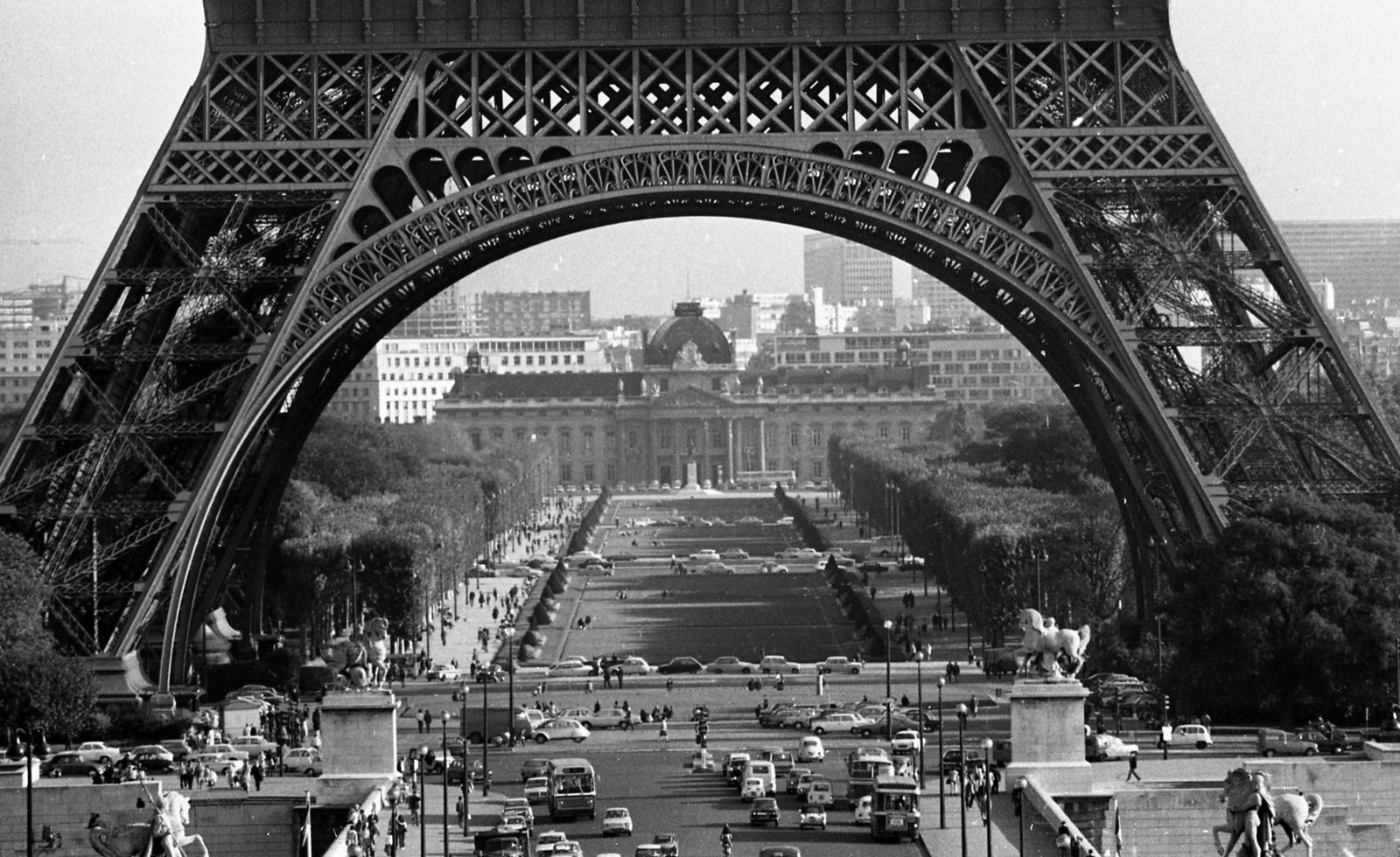 Franciaország, Párizs, az Eiffel-torony és a Mars-mező a Jéna híd felöl nézve., 1971, Urbán Tamás, forgalom, torony, lovas szobor, vasszerkezet, Gustave Eiffel-terv, Fortepan #87457