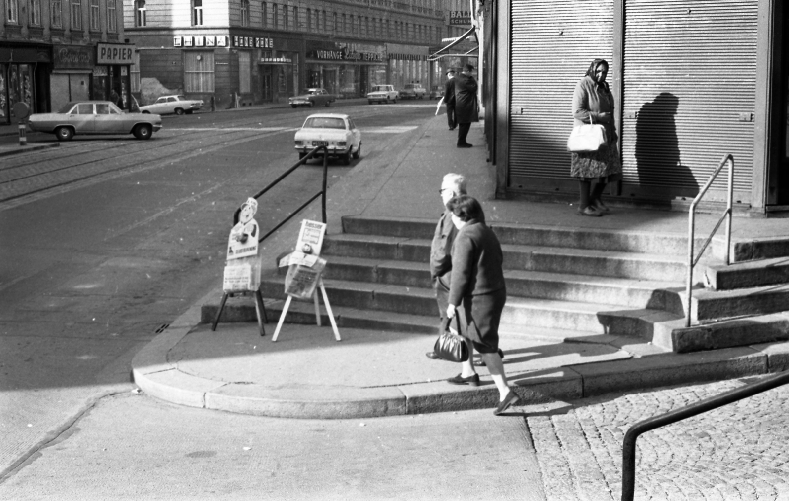 Austria, Vienna, Mariahilfer Strasse az Oesterleingasse sarkától az Arnsteingasse felé nézve., 1971, Urbán Tamás, newsstand, self-serving restaurant, Fortepan #87465