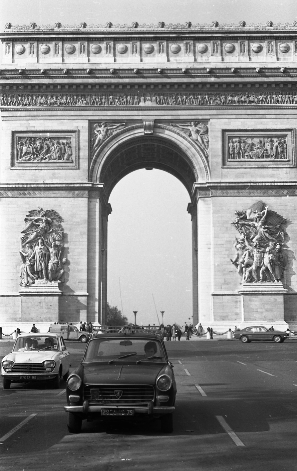 Franciaország, Párizs, Diadalív a Champs Élysées-ről nézve., 1971, Urbán Tamás, francia gyártmány, automobil, Peugeot-márka, rendszám, diadalív, sugárút, neoklasszicizmus, Jean-François Chalgrin-terv, Fortepan #87468