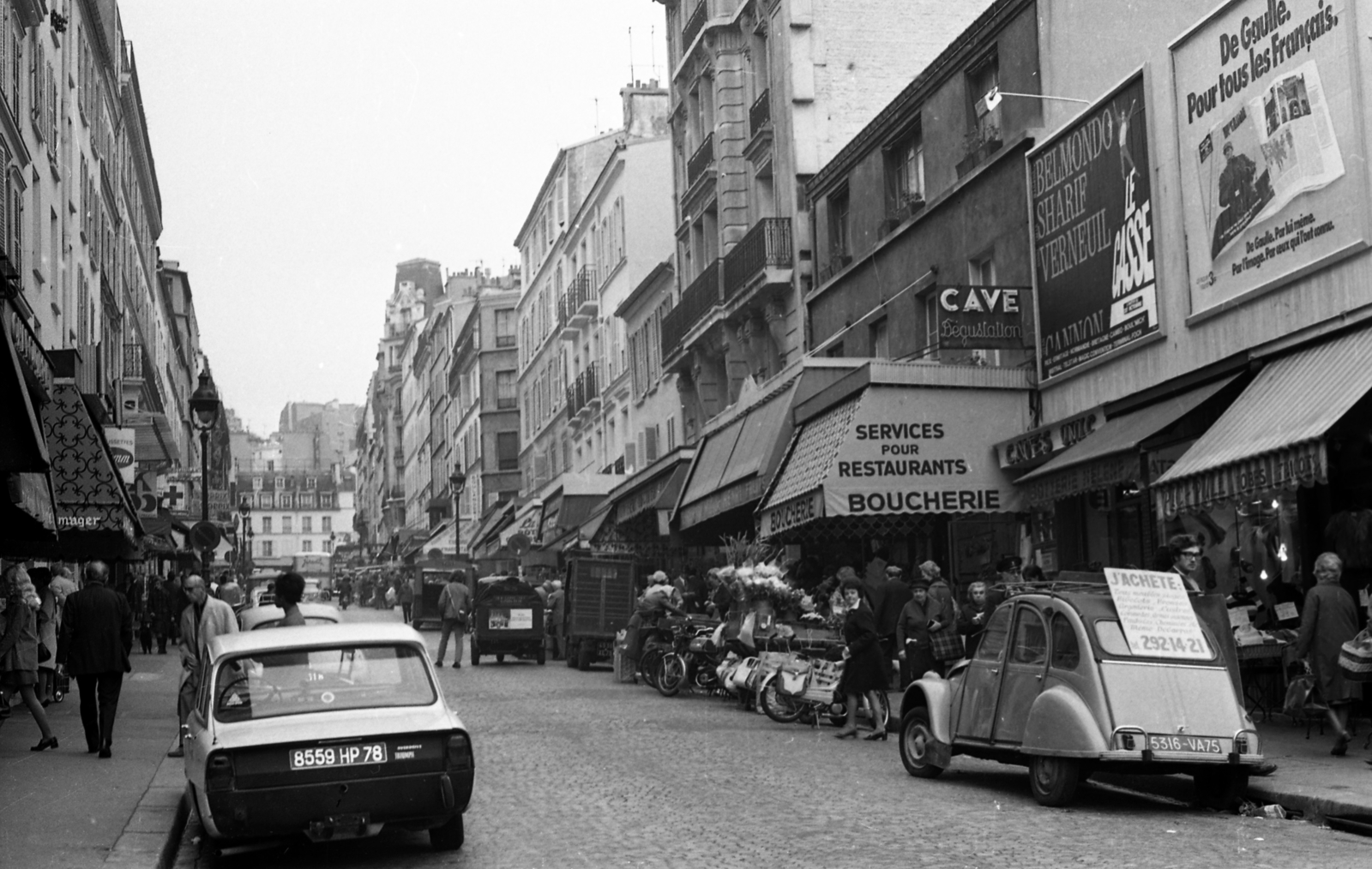 Franciaország, Párizs, Rue Lepic a Boulevard de Clichy-től a Rue des Abbesses felé nézve., 1971, Urbán Tamás, plakát, utcakép, Citroen-márka, rendszám, Citroen 2CV, Triumph-márka, Fortepan #87472
