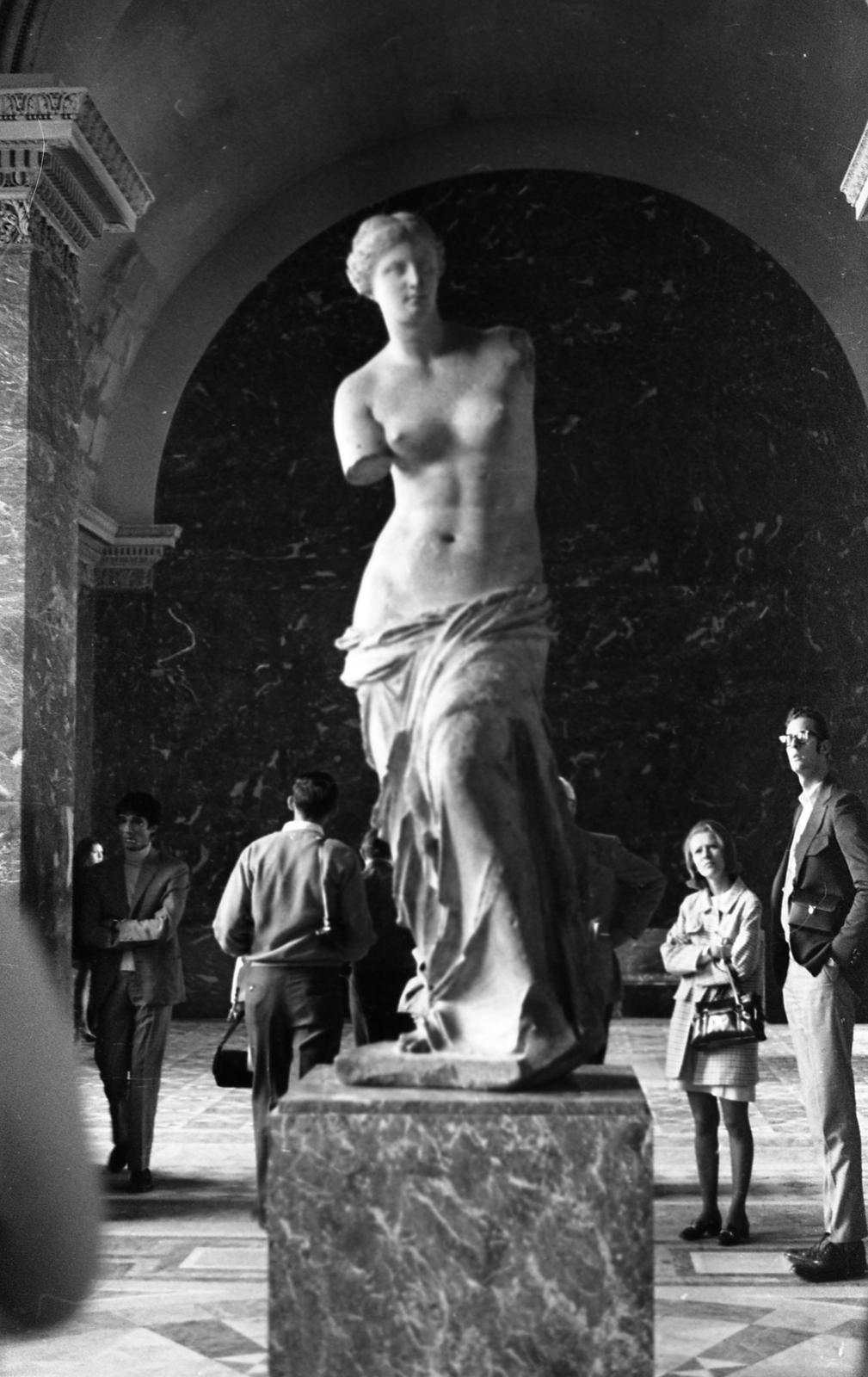 France, Paris, Louvre, a milói Vénusz, Aphrodité istennő szobra., 1971, Urbán Tamás, sculpture, ancient culture, nude figure, Aphrodite-portrayal, Alexandros of Antioch-design, Fortepan #87483