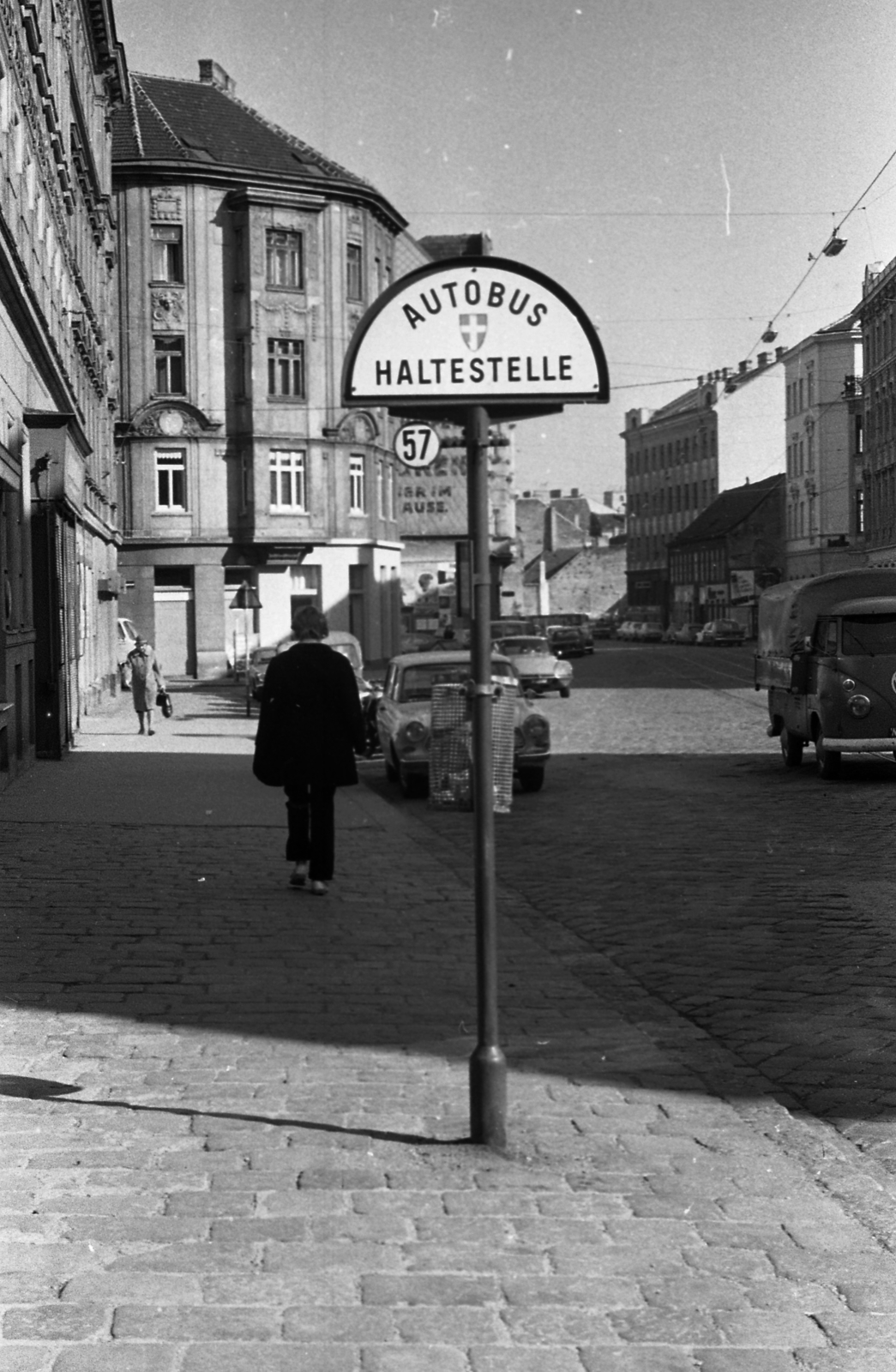 Ausztria, Bécs, Sechshauser Strasse, balra a kiugró épületnél a Grimmgasse., 1971, Urbán Tamás, buszmegálló, Fortepan #87498