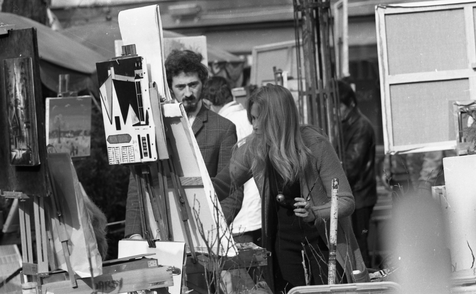 Franciaország, Párizs, Montmartre, Place du Tertre., 1971, Urbán Tamás, festőállvány, festés, hosszúhajú, Fortepan #87504