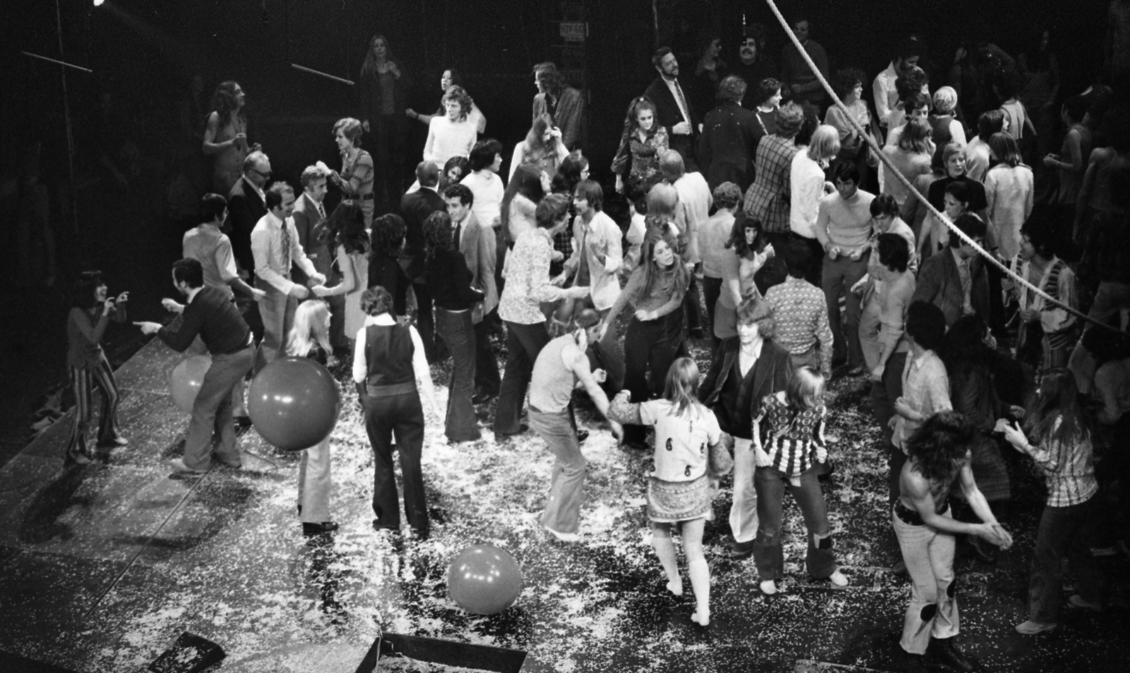 Franciaország, Párizs, Théâtre de la Porte Saint-Martin, a Hair című musical előadása. Az előadás végén a nézőket is a színpadra hívják táncolni., 1971, Urbán Tamás, színház, léggömb, színpad, Fortepan #87509
