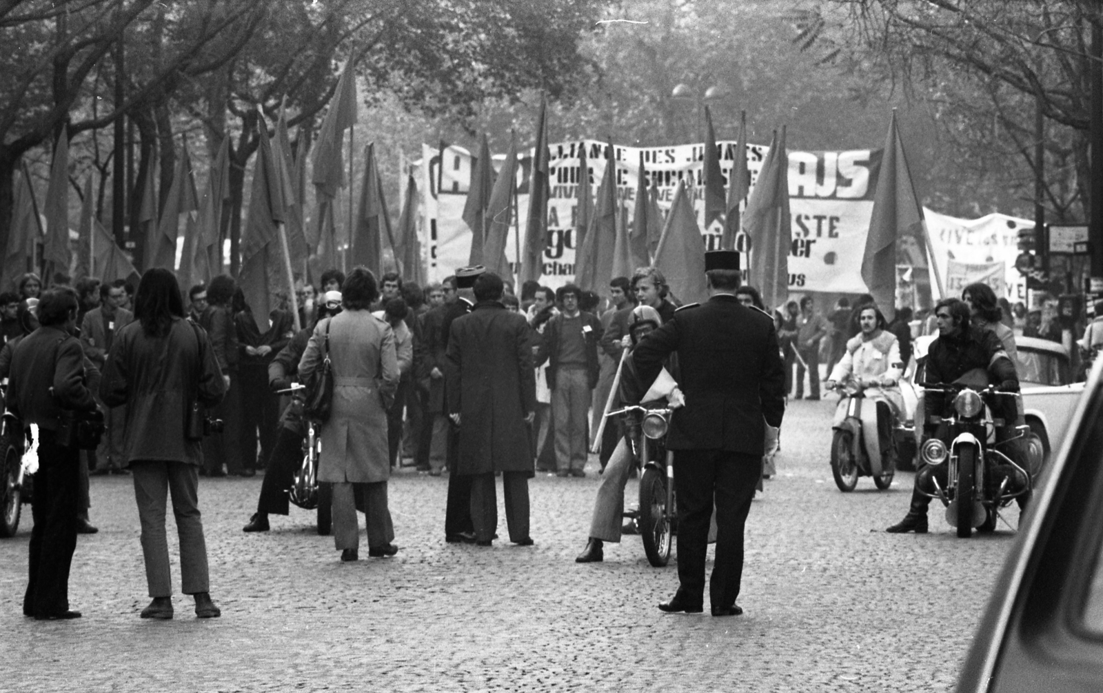 Franciaország, Párizs, 1971, Urbán Tamás, motorkerékpár, rendőr, tüntetés, transzparens, Fortepan #87517