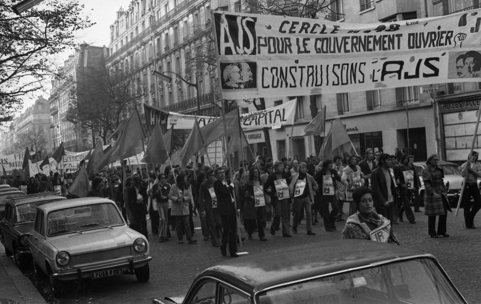 France, Paris, Avenue de la République a Rue Oberkampf kereszteződése felé nézve., 1971, Urbán Tamás, Lenin-portrayal, strike, banner, Fortepan #87521