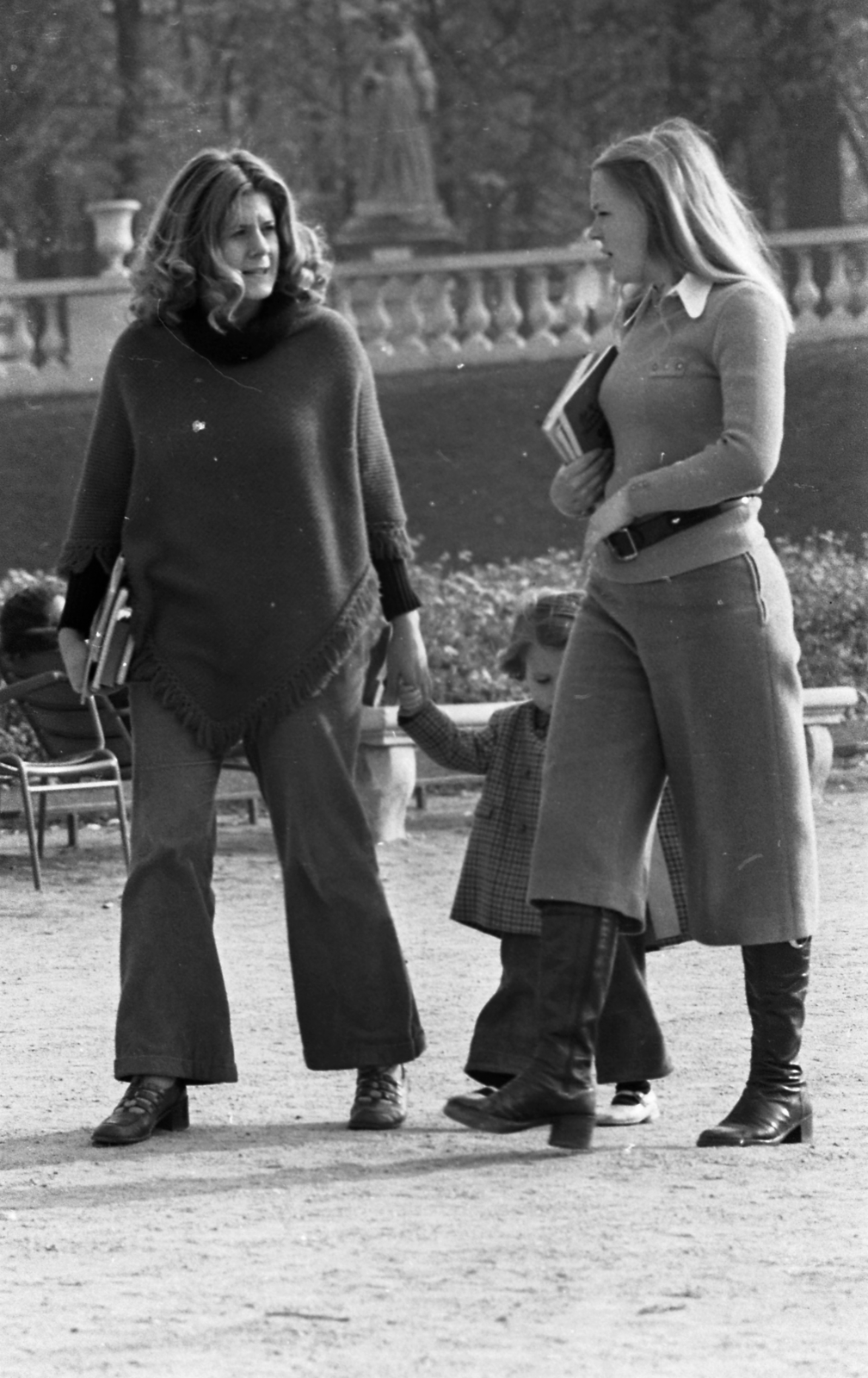 France, Paris, Luxembourg-kert., 1971, Urbán Tamás, flared trousers, hold hands, Fortepan #87524