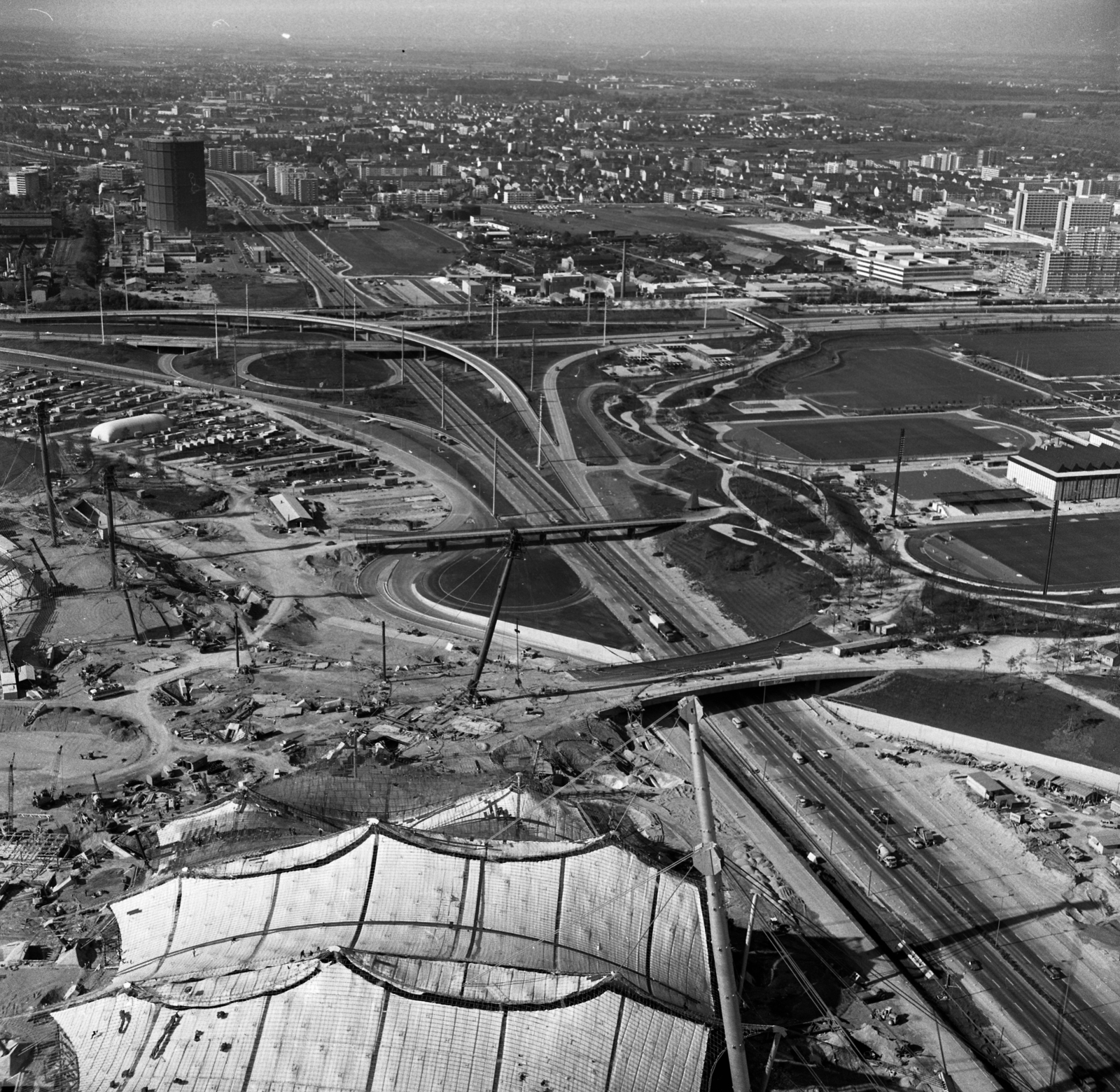 Németország, München, az Olimpiai Park építése az Olimpiatoronyból nézve. Középen a Georg Brauchle Ring., 1971, Urbán Tamás, látkép, olimpia, stadion, NSZK, Frei Otto-terv, Fortepan #87525