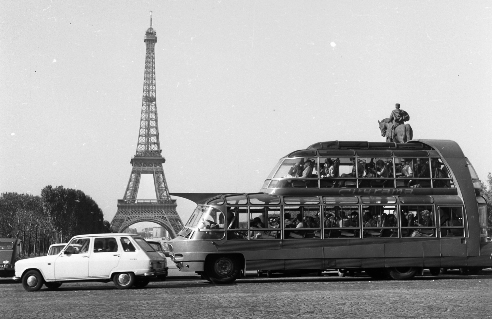 Franciaország, Párizs, Place Joffre a Mars mezőnél, szemben az Eiffel-torony. Jobbra a panorámabusz mögött Joseph Joffre tábornok lovasszobra., 1971, Urbán Tamás, autóbusz, torony, Citroen-márka, lovas szobor, városnézés, Citroen U55 Cityrama, Gustave Eiffel-terv, Joseph Jacques Césaire Joffre-ábrázolás, Cityrama-szervezet, emeletes autóbusz, Fortepan #87526