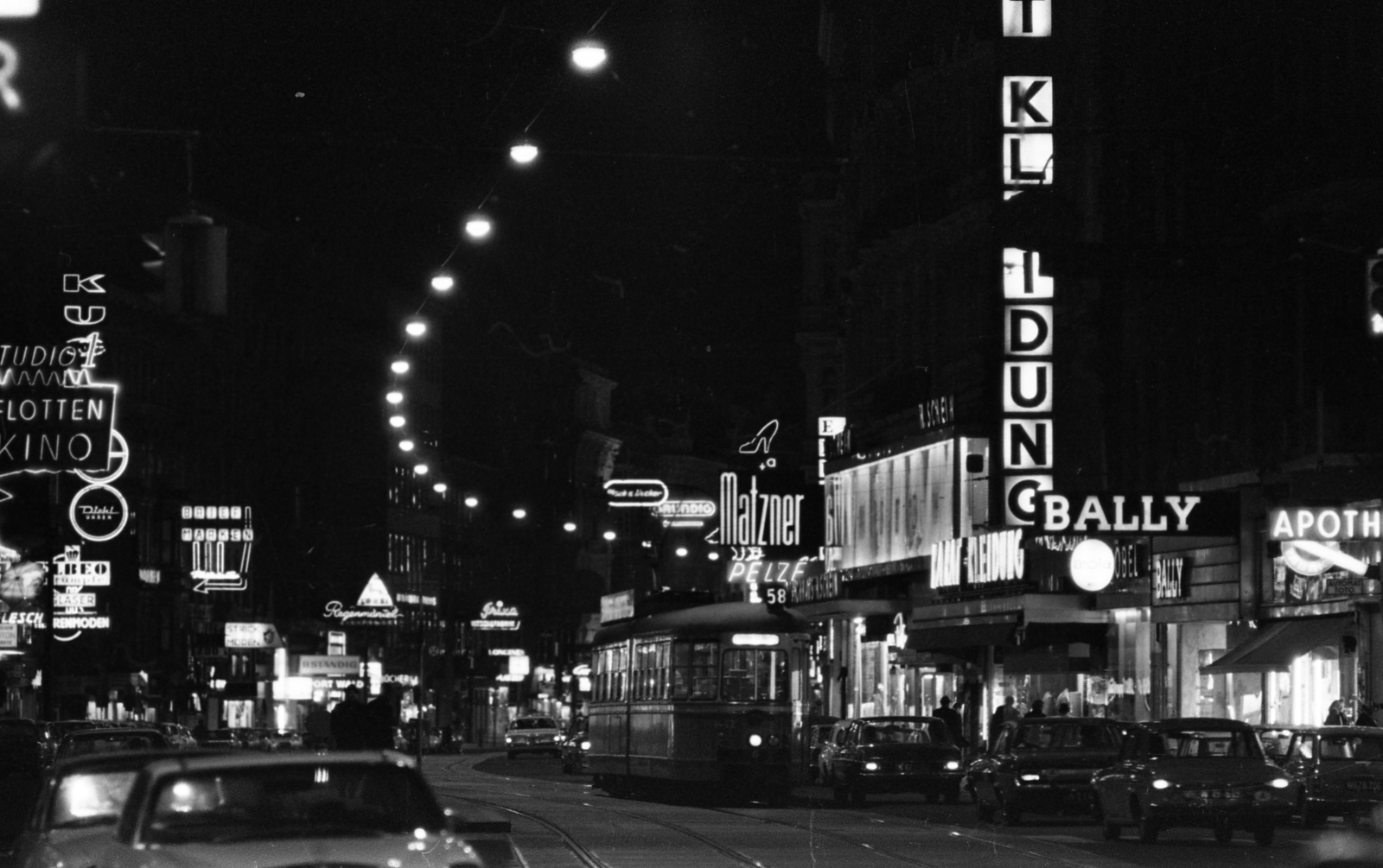 Austria, Vienna, Mariahilfer Strasse az Esterházygasse felől az Otto-Braun-Gasse felé nézve., 1971, Urbán Tamás, neon sign, tram, public transport line number, Fortepan #87530