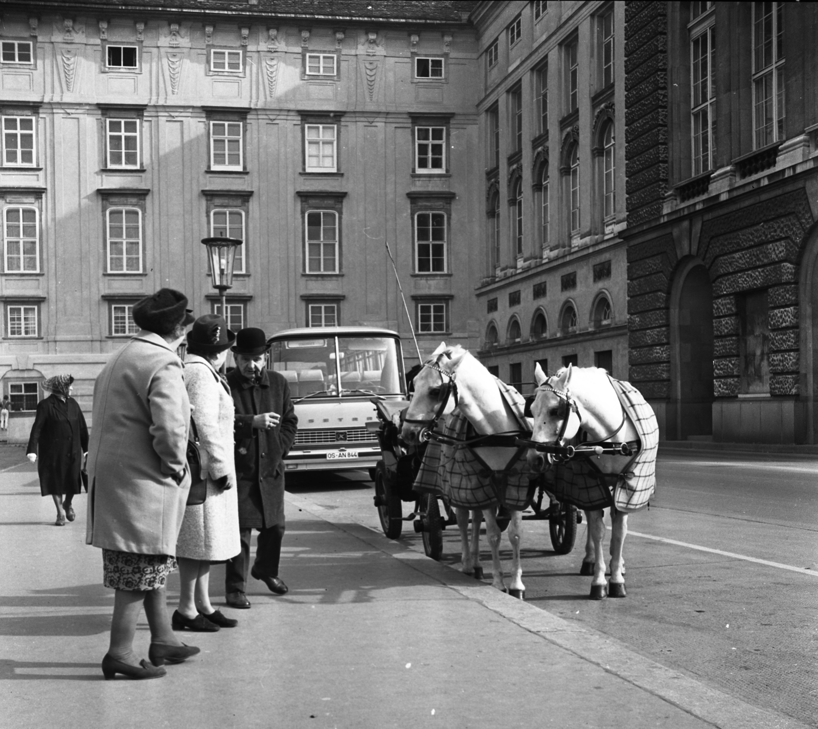 Austria, Vienna, Heldenplatz, háttérben a Hofburg., 1971, Urbán Tamás, Horse-drawn carriage, Fortepan #87540