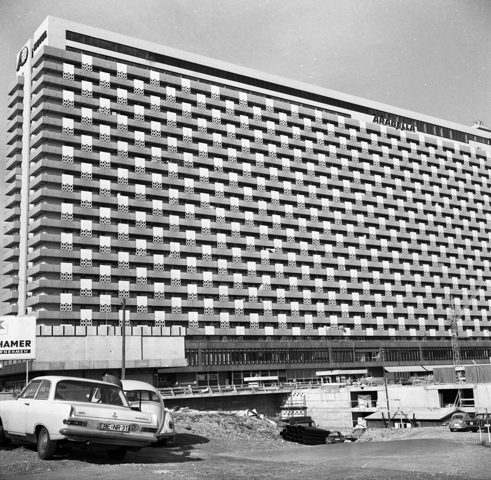 Németország, München, Arabellastrasse, Arabella Hotel., 1971, Urbán Tamás, Opel-márka, szálloda, Volkswagen-márka, felhőkarcoló, automobil, rendszám, NSZK, Volkswagen Bogár, modern építészet, országjelzés, Toby Schmidbauer-terv, Fortepan #87541