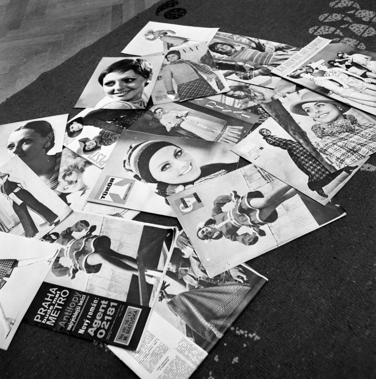 Hungary, 1973, Urbán Tamás, poster, newspaper, mirror, Ország Világ, Fortepan #87561