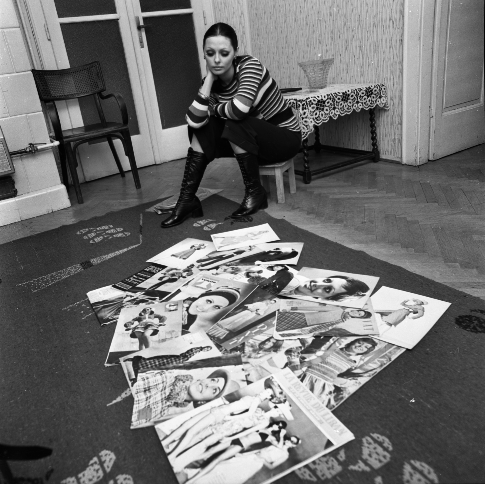 Hungary, Szilágyi Mari manöken., 1973, Urbán Tamás, poster, footstool, newspaper, Fortepan #87562