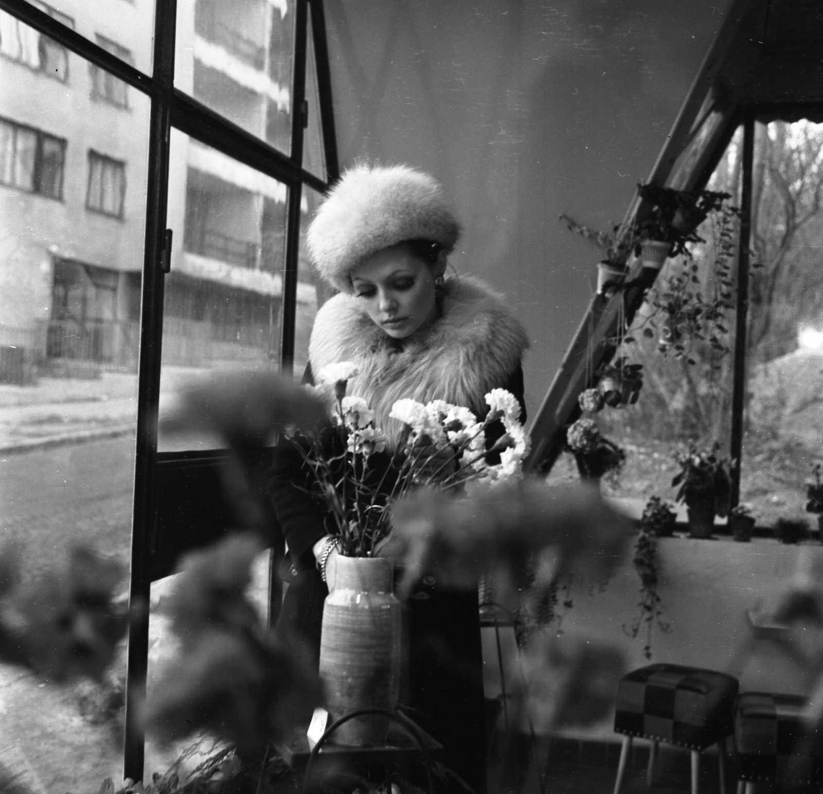 Hungary, Budapest II., virágbolt az Eszter (Sólyom László) utca - Vérhalom utca találkozásánál. Szilágyi Mari manöken., 1973, Urbán Tamás, florist, Budapest, Fortepan #87563