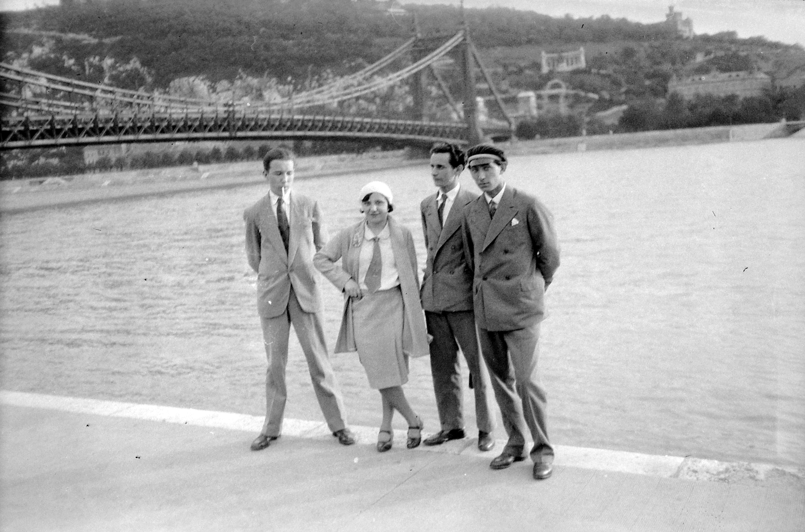 Hungary, Budapest V., pesti alsó rakpart, háttérben a Gellért-hegy., 1938, Fortepan, bridge, Danube, Budapest, spreading, János Feketeházy-design, hands behind the back, double-breasted coat, leg over leg, Fortepan #8757
