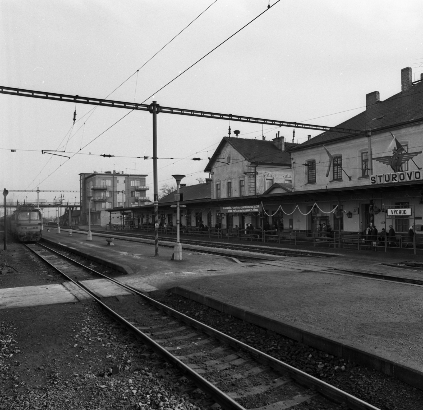 Szlovákia, Párkány, vasútállomás., 1971, Urbán Tamás, Csehszlovákia, vasútállomás, helységnév tábla, Fortepan #87571